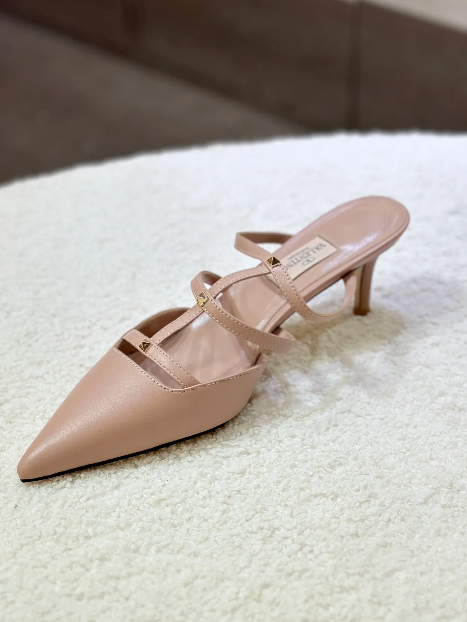 👟👟Ex-factory price 540👟👟 🛒 VALENTINO 2024 latest ROCKSTUD rivet decorated three-strap back hollow sandals🔥🔥🔥 🕳️🕳️🕳️ ●━━━━━━─────────✔Exclusive original 1-1 development, no product without original version (made entirely of genuine leather🉑️Shop around) 〰 ɪɴѓᴏʀᴍᴀᴛɪᴏɴ 〰 Buckle: Pyramid rivet 0.5X0.5 hardware Material: calfskin + pyramid rivets Lining: full-grain sheepskin Outsole: Italian through-dyed cowhide Midsole: Italian original craft material Process: computer stitching, machine shaping Heel height: 6.0cm Color: black, off-white, apricot powder Ready stock code: 35 36 37 38 39 Ready stock Customized code: 34 40 41 No return or exchange